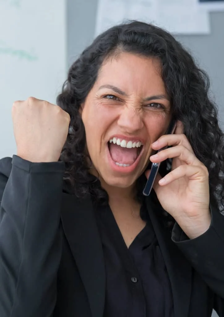 Kvinna gör segergest i telefonsamtal